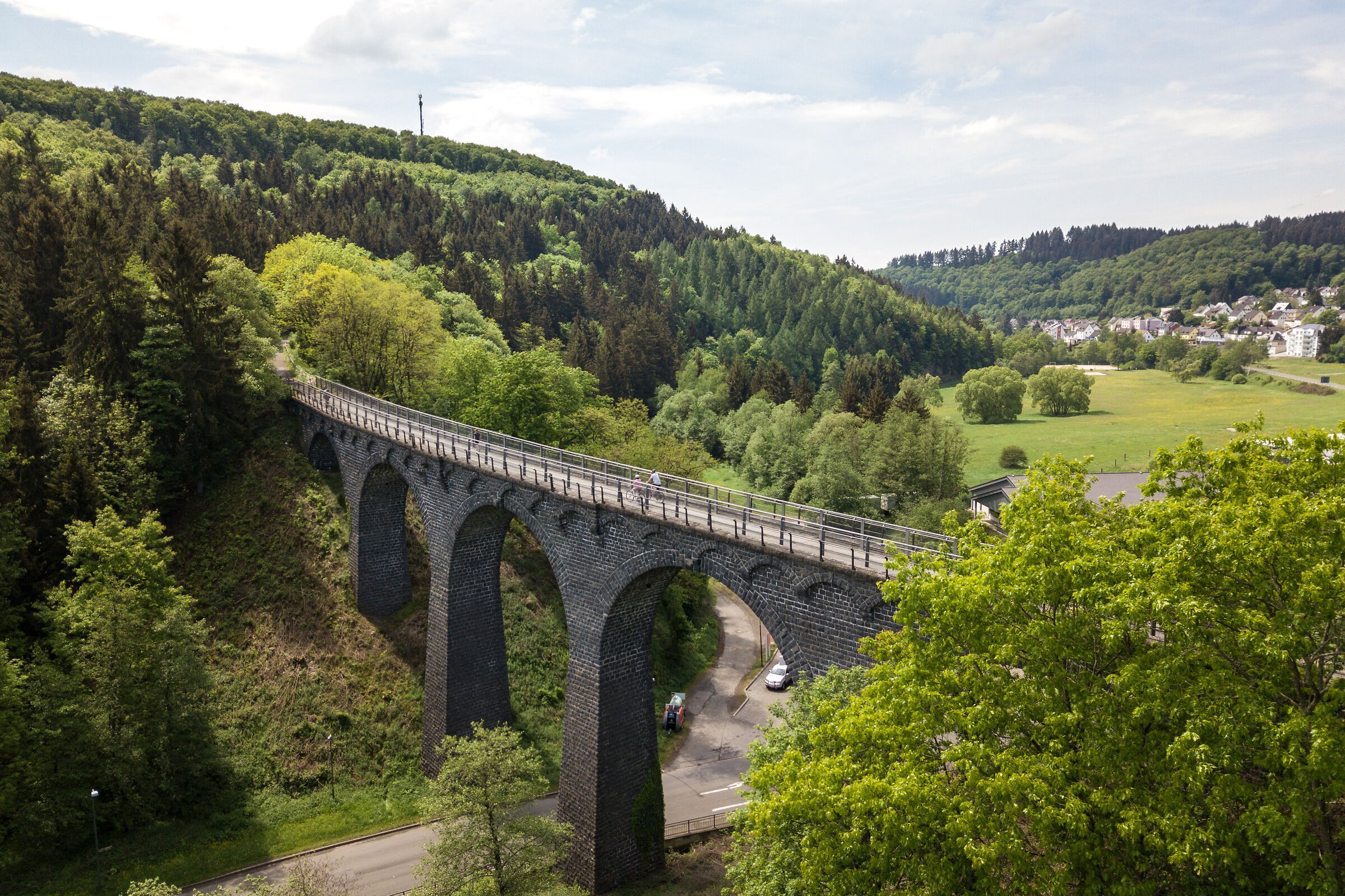 Maare-Mosel-Radweg-Viadukt-bei-Daun-Eifel-Tourismus-GmbH-Dominik-Ketz-2